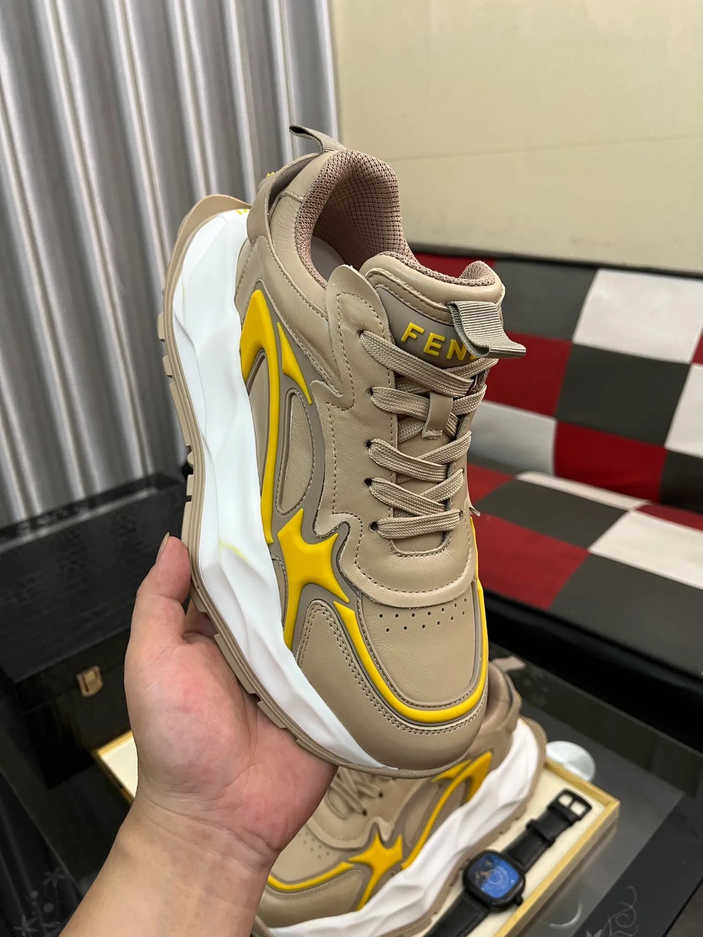 Men's Men's Shoes💰580⌚️⌚️[fendi] Fendi's classic and comfortable men's, this complex sneaker is made of soft calfskin➕genuine leather lining➕original ultra-light rubber material with rough outsole. This unique light style is suitable for the casual and refined sensibility of this season. It is comfortable and natural on the feet. It is an everyday style for casual travel in autumn and winter! 38-446️⃣colors available